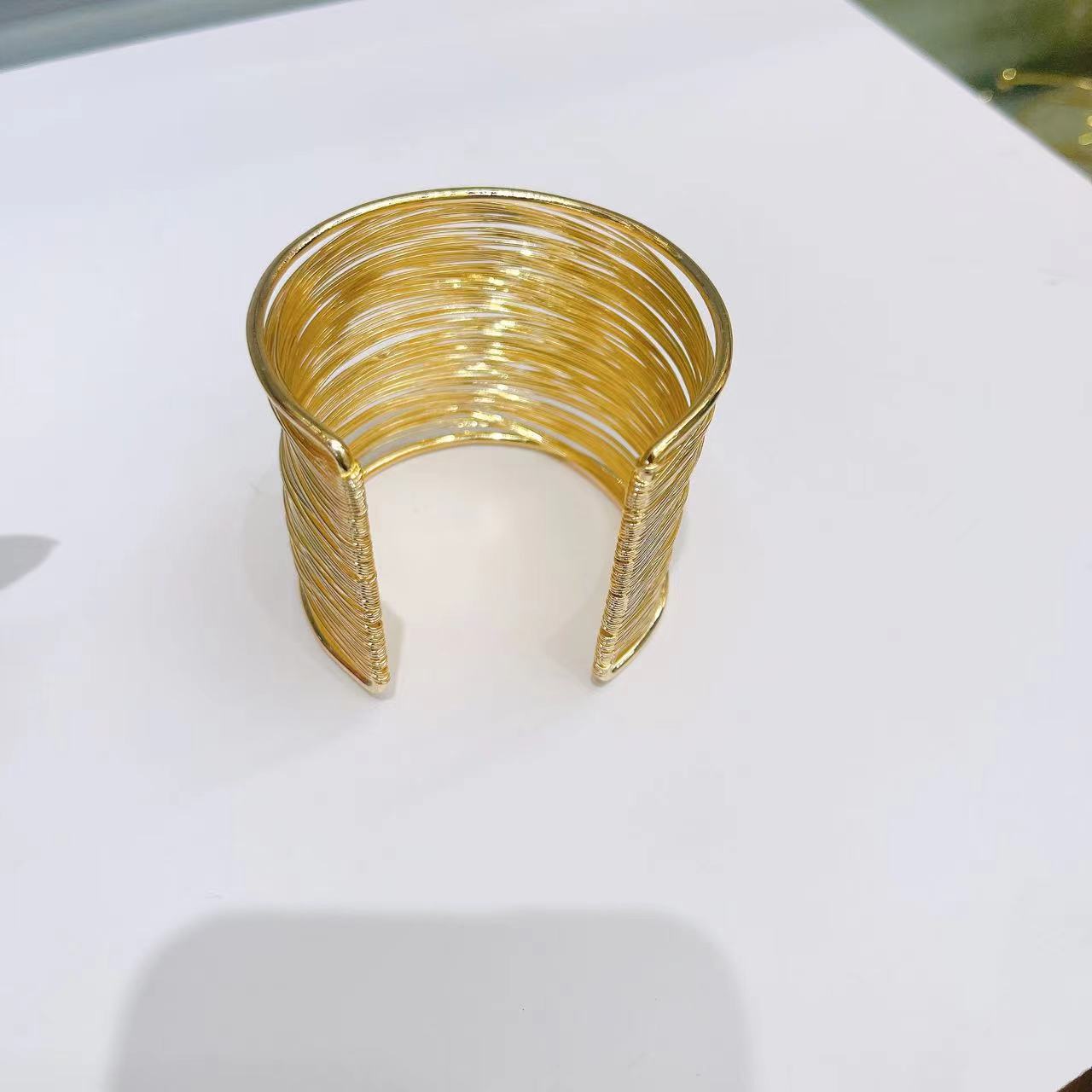 Pulsera abierta de alambre chapado en oro