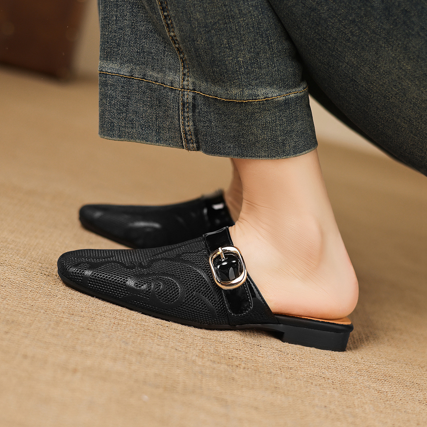 Dép sandal nữ mũi trùm đế bệt chất liệu da bò lưới sợi phong cách Muller — đen