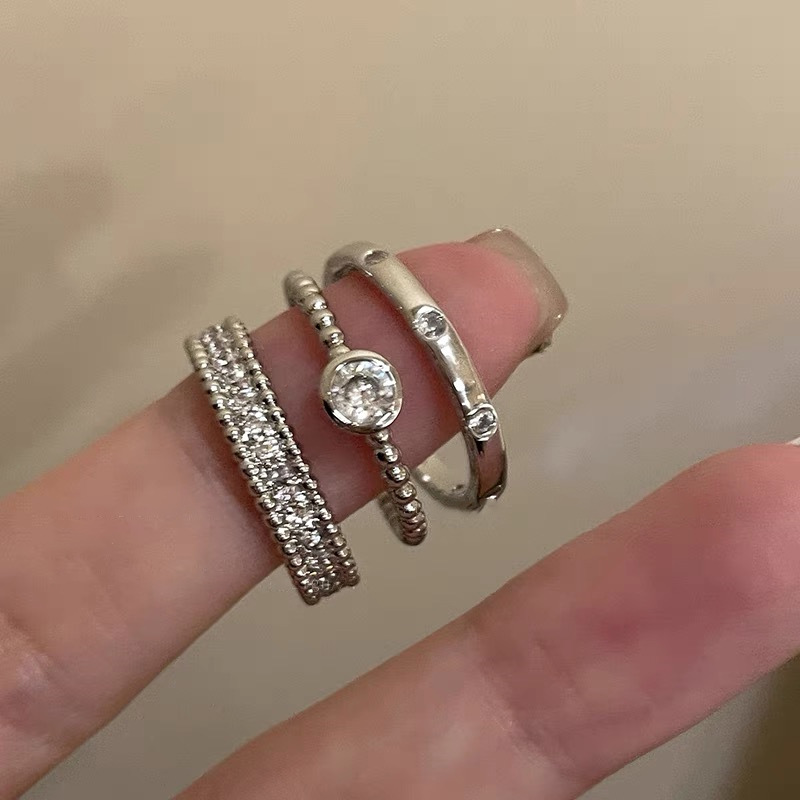 Metal one size ring with zircon