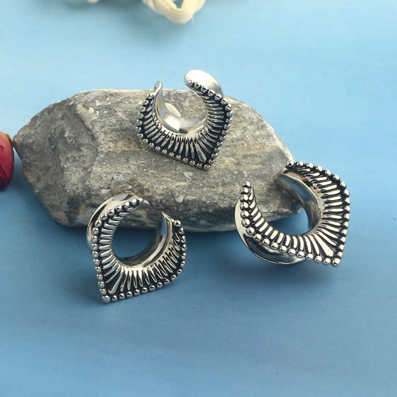 Pointed titanium steel lip stud product view
