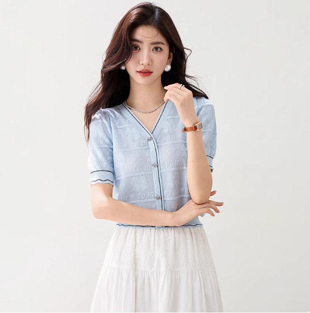 Áo thun nữ tay ngắn cổ chữ V họa tiết Jacquard chất liệu Ice Silk mềm mại — màu thiên thanh chi tiết 3