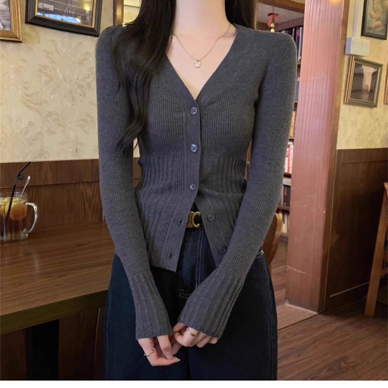 法式气质修身V领长袖内搭女春秋显瘦收腰针织开衫感打底毛衣