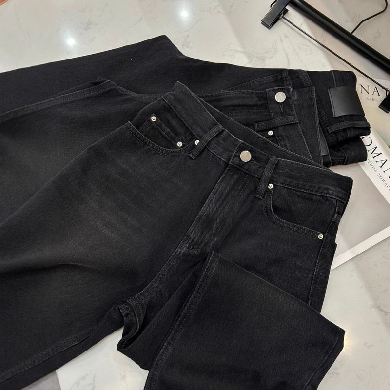 [in Stock] Tot Classic Black Denim Distressed Black Straight-Leg Jeans Made of Crisp Cotton