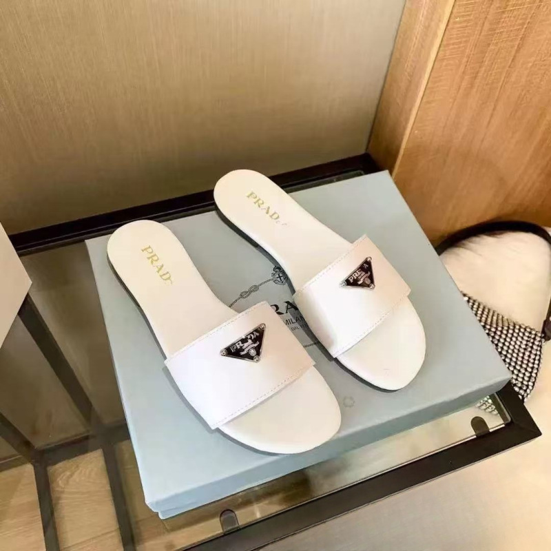 2026 French-Style High-End Flat Versatile Triangle Logo Outdoor Slippers Women's Summer Vacation Beach Sandals