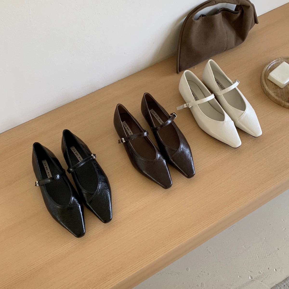 Женские туфли Мэри Джейн на мягкой толстой подошве, осень 2025, новая мода, заостренный носок, однорядный ремешок, низкий каблук