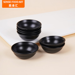 ミニキッチンの小さな土鍋は家を通ってミニチュアで食事をする調理器具は陶磁器の鍋の皿の空の容器に似ている