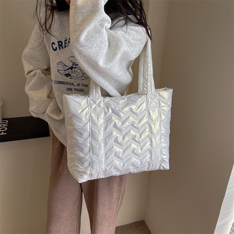 Bolso de las mujeres 2024 primavera nueva gran capacidad de algodón acolchado bolsa de asas de la moda todo-fósforo portátil de cercanías bolsa de hombro al por mayor