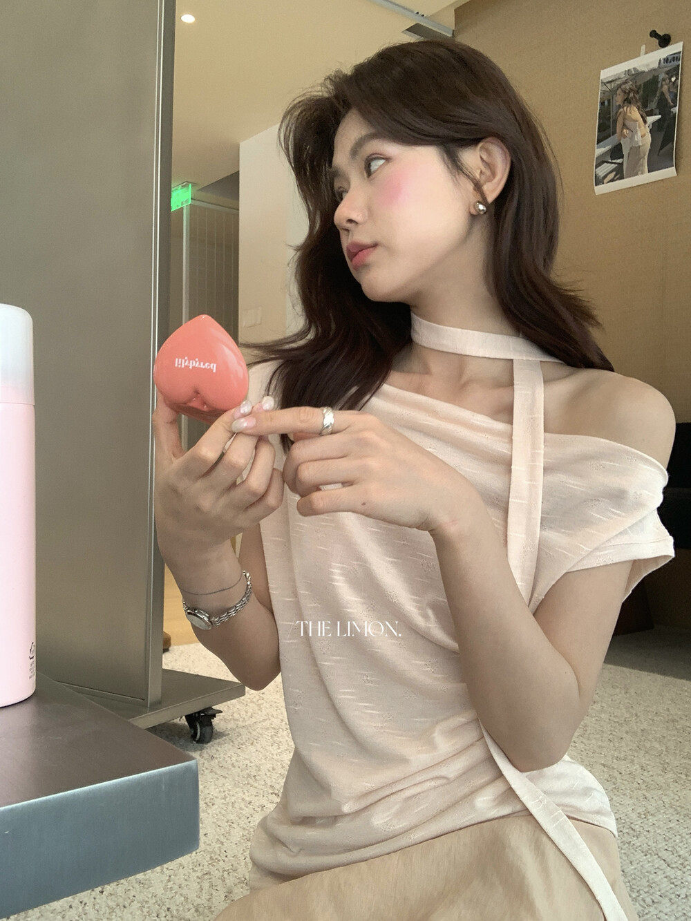Áo thun nữ thiết kế cổ yếm dây rút eo, tay ngắn, phối dây buộc vai, form ôm nhẹ — màu đen, trắng ngà, Bột cam, màu xám chi tiết 20