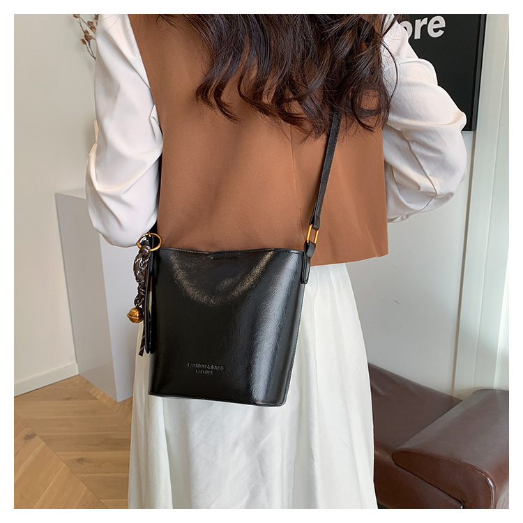 This year, the retro and fashionable women's 2024 new models are popular. This year, single-shoulder crossbody bags, large-capacity hand-held bucket bags, and cross-border bags are all in vogue undefined