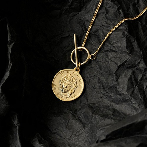 Metal Head Pendant Necklace with Korean Wave/Influencer Style, Lock Bone European Style Short Chain Necklace, Elegant Simple Chain