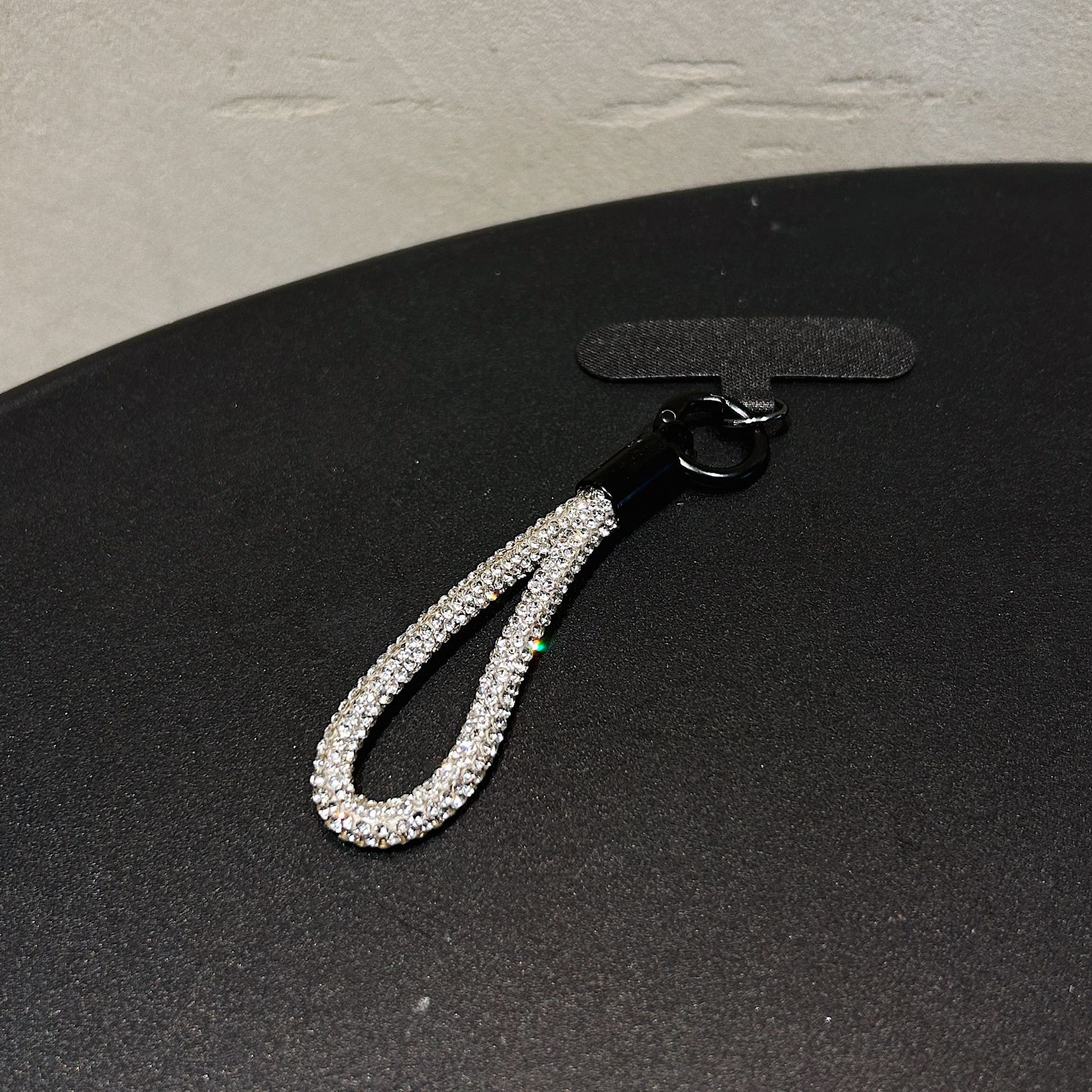 Colgante de diamante de alta sensación colorido perlas de diamante flash clip de teléfono móvil hebilla de metal resistente a la caída colgante de cadena corta resistente a la pérdida de cuello