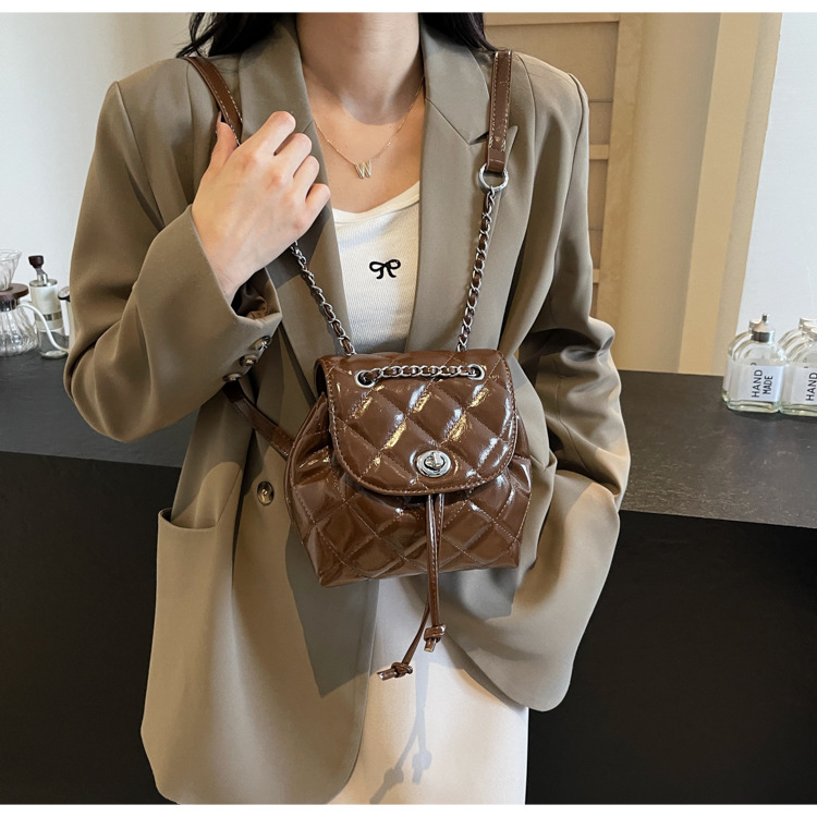 Mochila de cadena de diamantes de estilo occidental para mujer 2024 nueva mochila plateada de verano para estudiantes universitarios