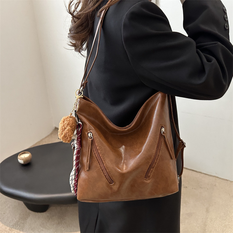 Bolsa de hombro de cuero suave para viajes de gran capacidad 2024 otoño y invierno nuevo nicho de diseño coreano de color sólido bolsa de hombro