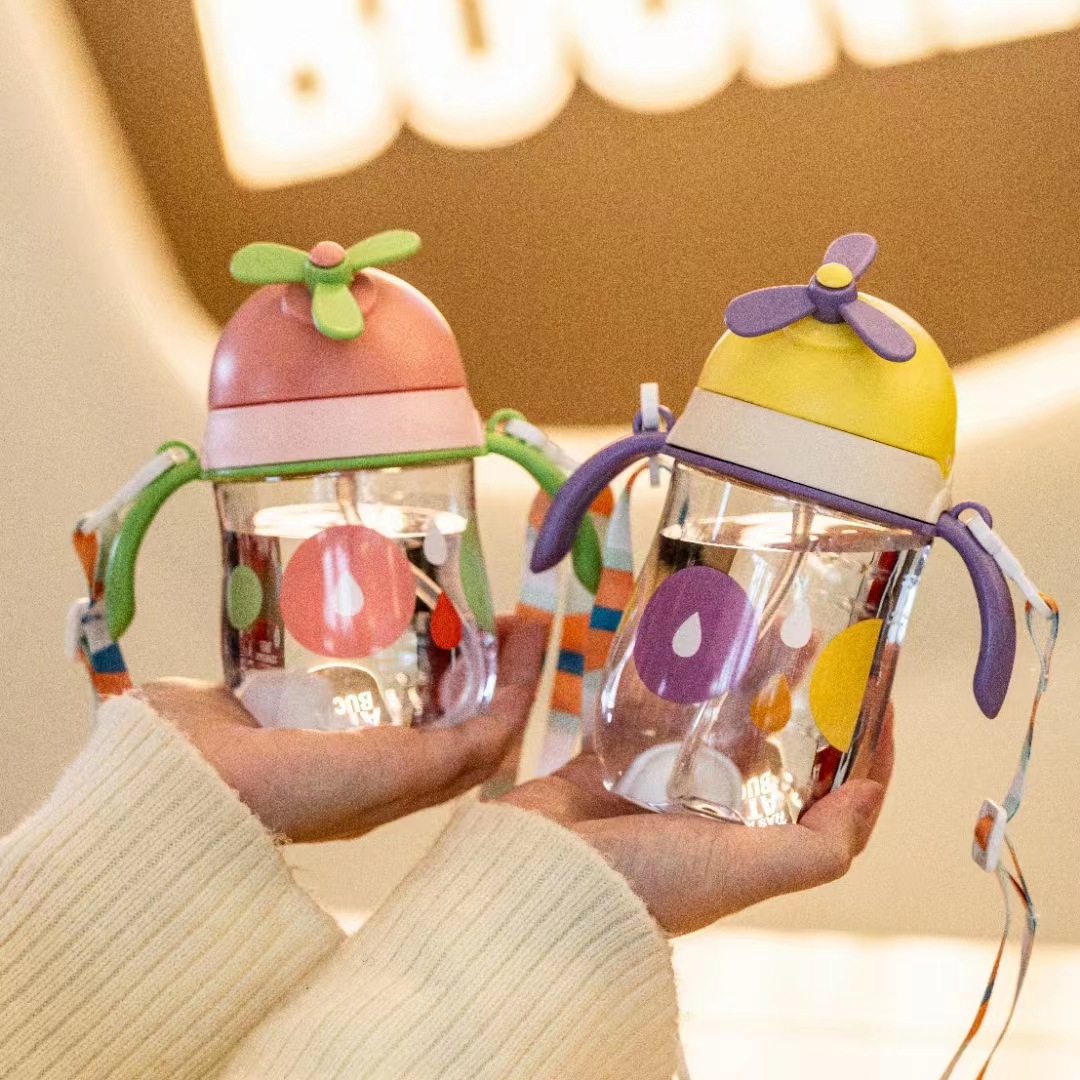 Tianyi 0941 taza absorbente para niños manejar taza de beber ventilador divertido cubierta elástica correa de plástico taza de estudiante al aire libre