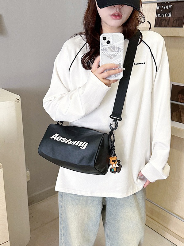 Bolsa deportiva de seda para mujeres 2024 nuevo nicho de diseño de alto nivel letras de hombro película anti-spersión bolso