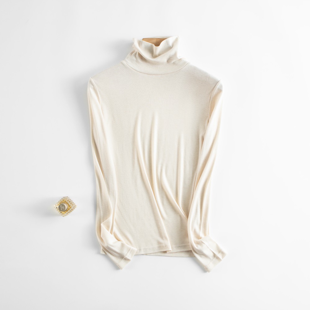 Yuyue ソリッドカラーシルクタートルネックボトムシャツ、暖かくスリムフィットのトップス、女性用の快適な薄手のシルクインナーニットセーター