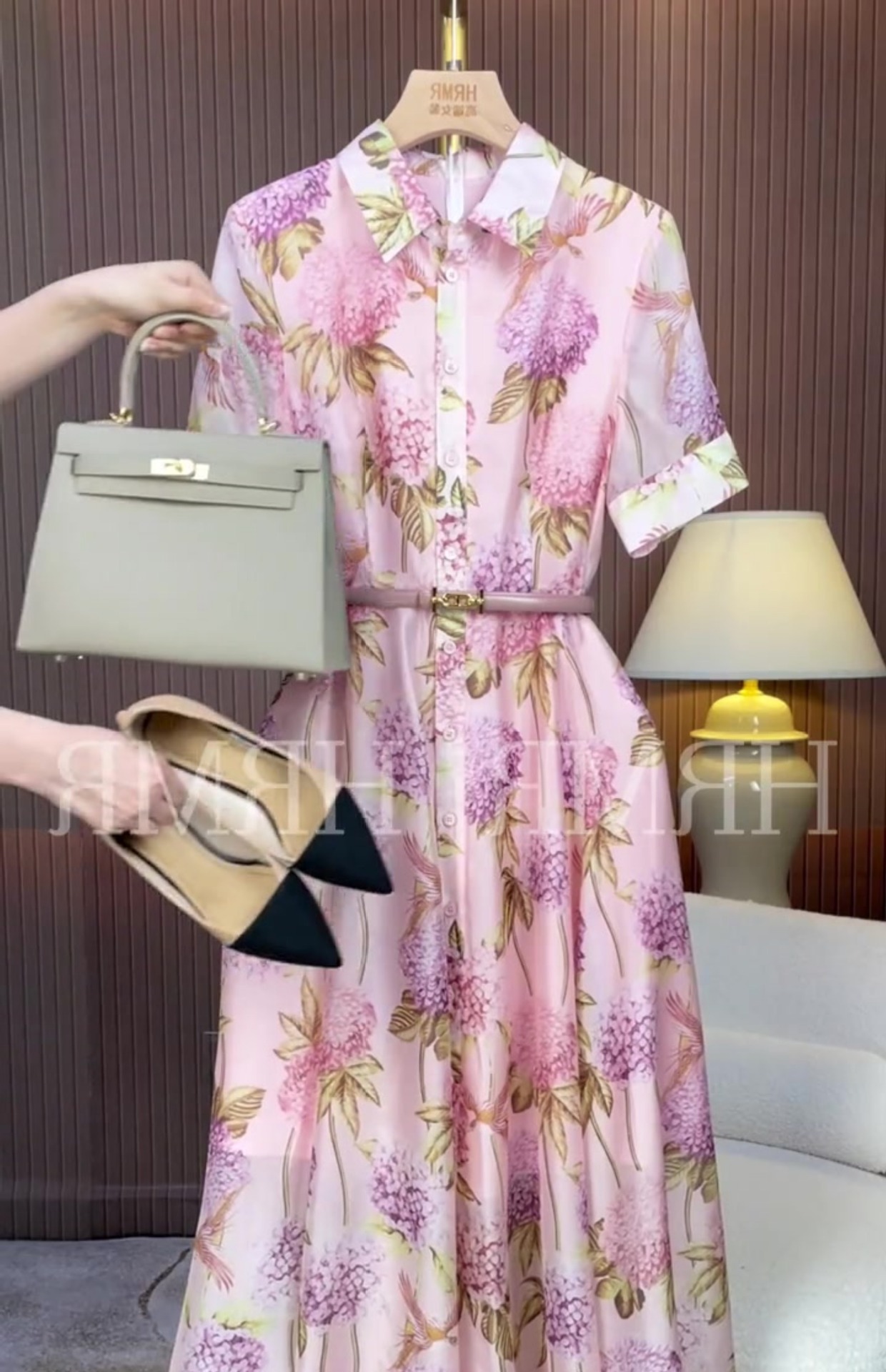Váy hoa nhỏ chiết eo tay ngắn phong cách Hồng Kông cổ điển — Màu hồng