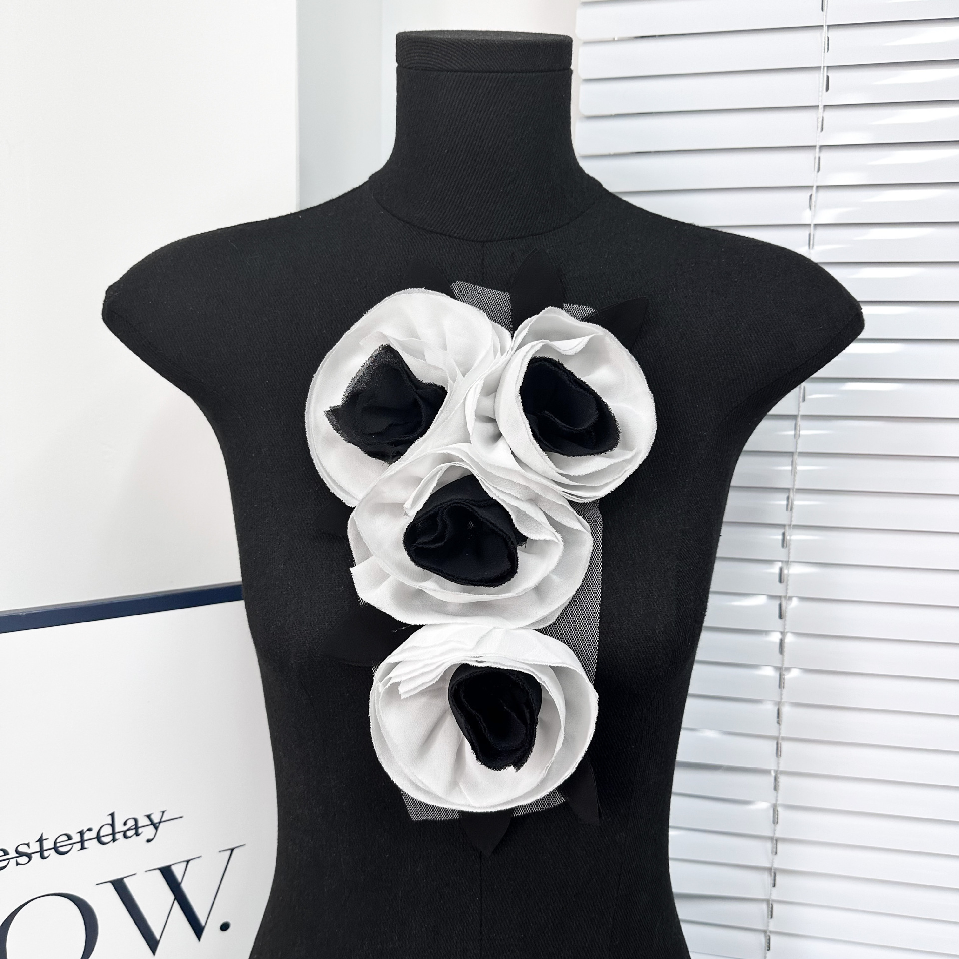 Flores blancas y negras cosidas a mano materiales de flores de pecho falsas DIY toque de cabello camisa vestido decoración