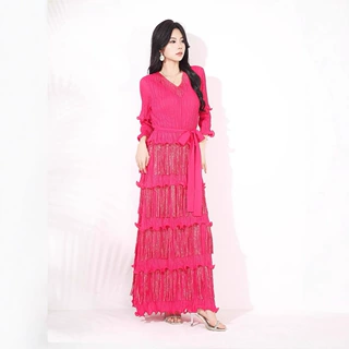 三宅褶皱连衣裙女2025秋季新款时尚气质修身显瘦V领烫金流苏长裙