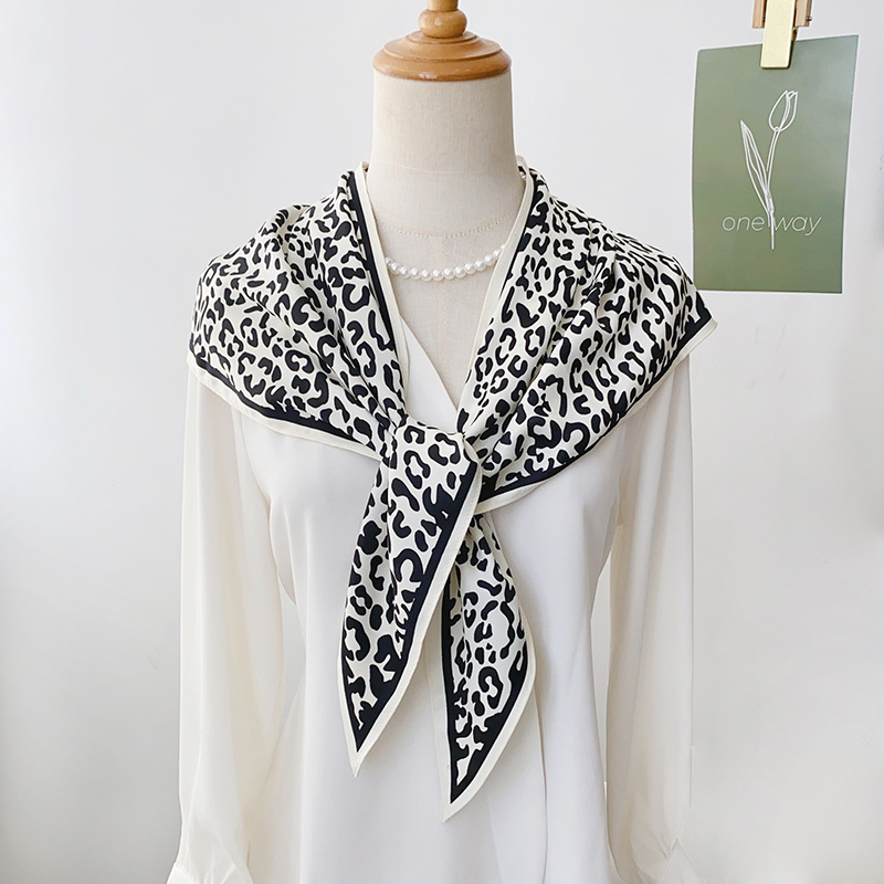 Bufanda de seda estampada en contraste en blanco y negro Bufanda triangular de sarga de sentido avanzado retro coreano Bufanda de seda fina de temperamento de moda