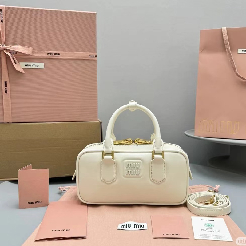 miu ボウリングバッグ新しいプリーツレトロボストンピローバッグシングルショルダークロスボディポータブルブリーフケース小さな正方形バッグ|undefined