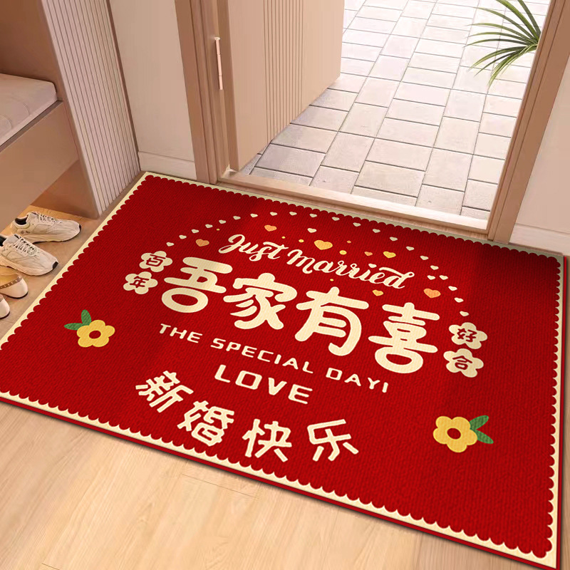 中国式の赤い喜慶紅のドアは家庭用の結婚部屋の装飾の水晶の絨毯のマットを敷きます。|undefined