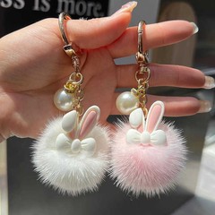 かわいいウサギはミンクの毛をまねています。