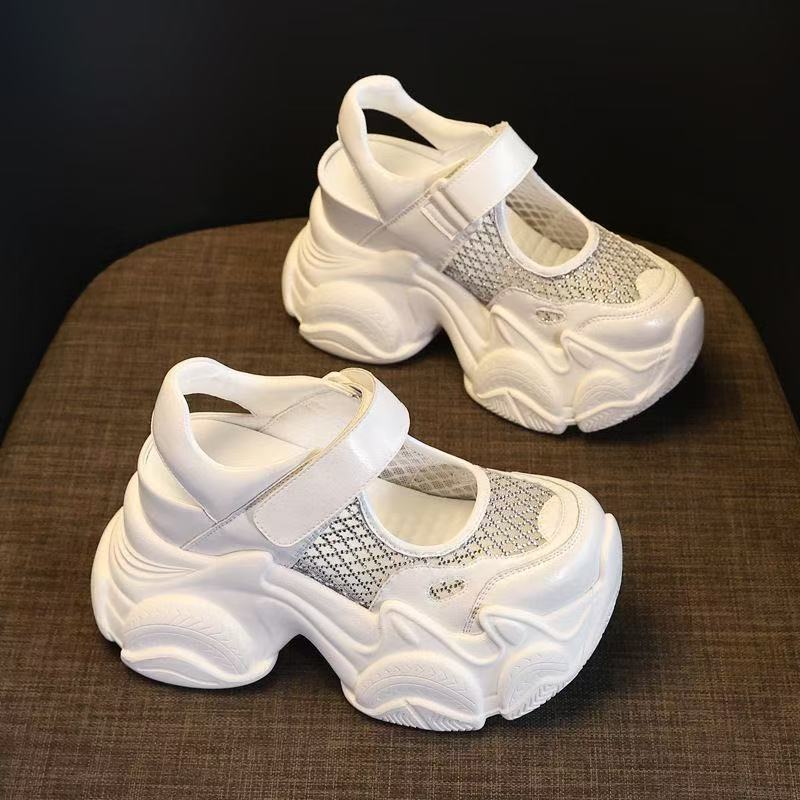 Aumentar la altura interior de las sandalias de papá para mujeres 2026 verano nuevo hueco de malla transpirable ligera con suela suave muffin zapatos de malla gruesa