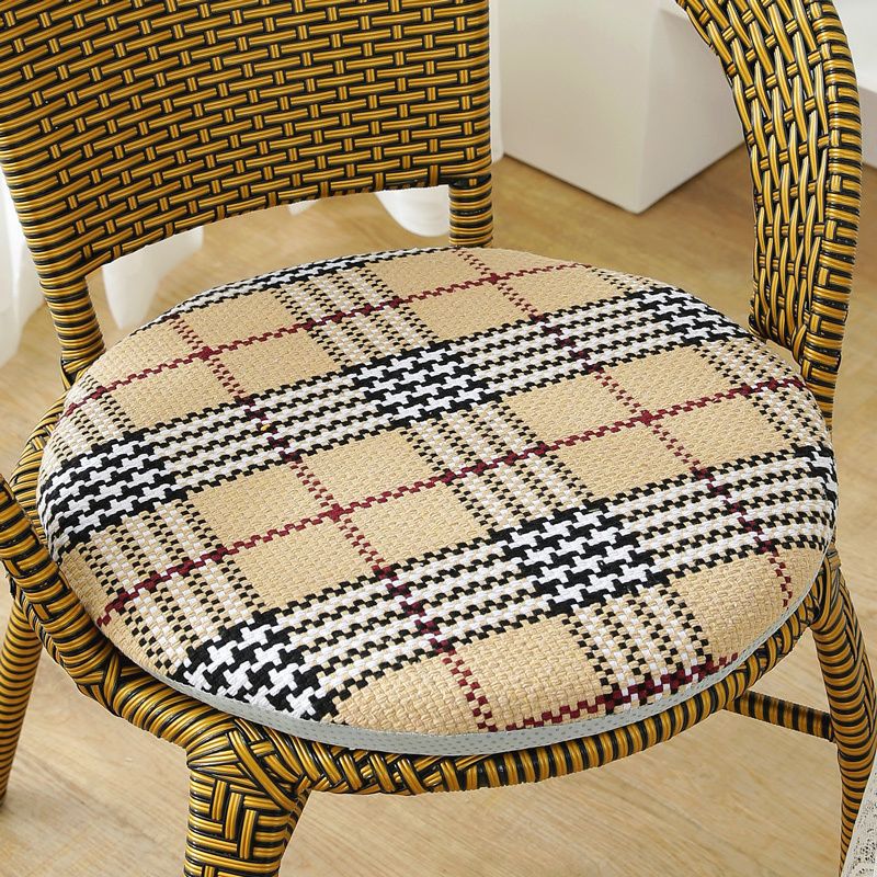 綿麻の円形の座布団を厚くして、藤の椅子の座布団を分解して洗うことができます。