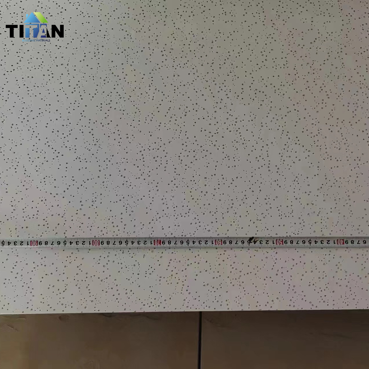 Tablero de lana mineral de techo 595x595 Tablero absorbente de sonido de lana mineral Material de techo de oficina 600x600mm Techo a prueba de humedad