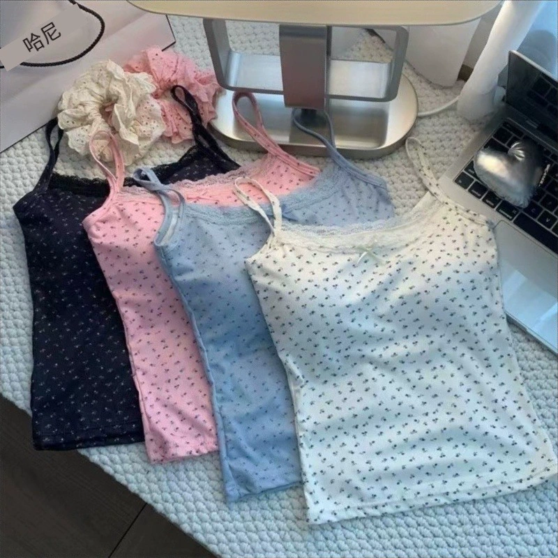 Чистый кружевной край и маленький камзол внутри цветка