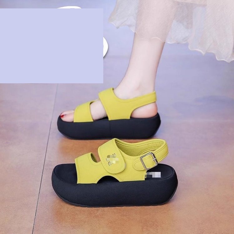 Red muffin pequeña sandalias de mujer 2026 verano alta sensación de moda de dedos abiertos sandalias de hebilla