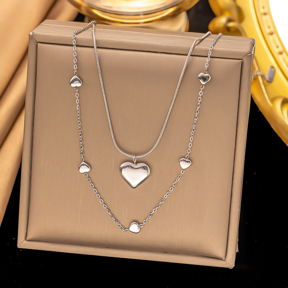 [collar de acero de titanio dorado + acero] collar de amor de nicho con cadena de clavícula avanzada en la moda de lujo ligero femenino
