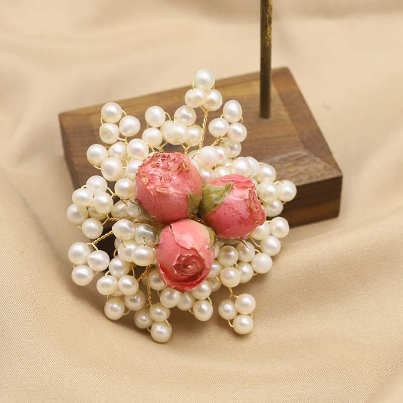 Broche de perlas naturales de alto grado nicho Rosa epoxi Rosa broche de gama alta diseño vintage copo de nieve al por mayor