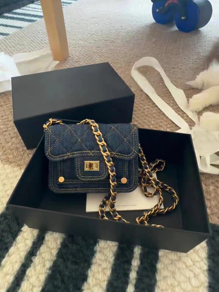 Dames mini schoudertas van gewassen denim met kettingdetail_voghion.com