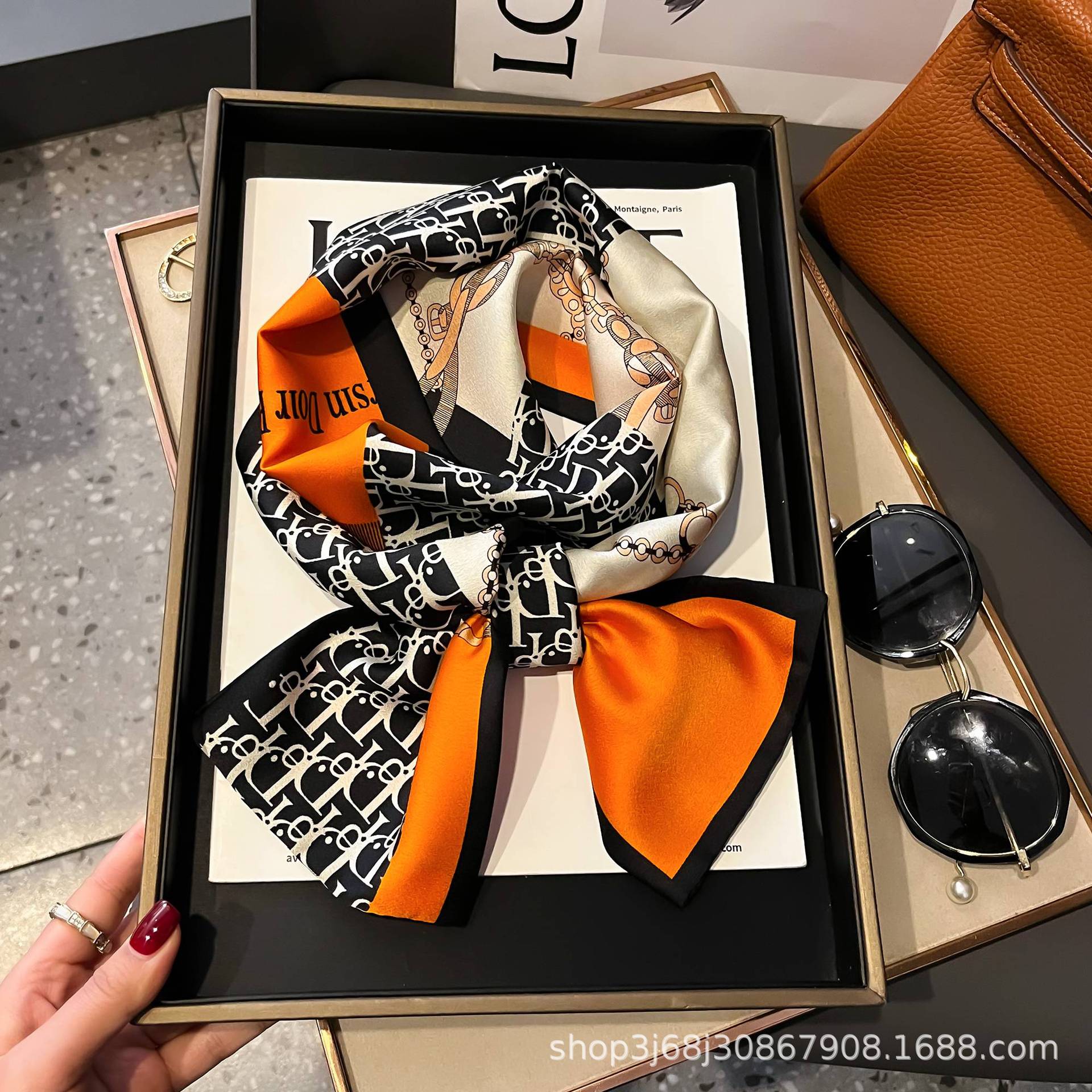 32 naranja cadena negra letra d