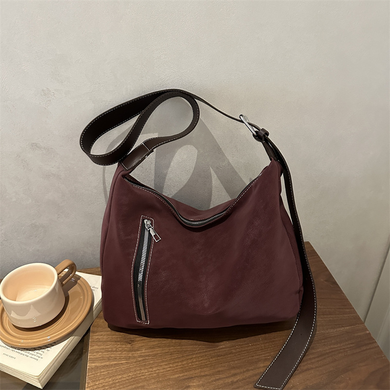 Geräumige Damen-Umhängetasche Herbst/Winter 2026 mit matter Oberfläche, exklusive Schultertasche, ideal für Pendler_voghion.com