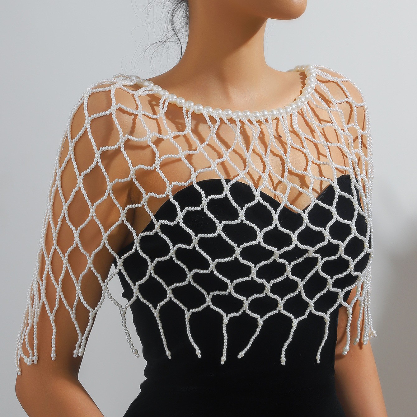 Joyas transfronterizas europeas y americanas cadena de cuerpo de perlas hueca creativa moda sexy chal de perlas borla cadena de pecho de alta calidad