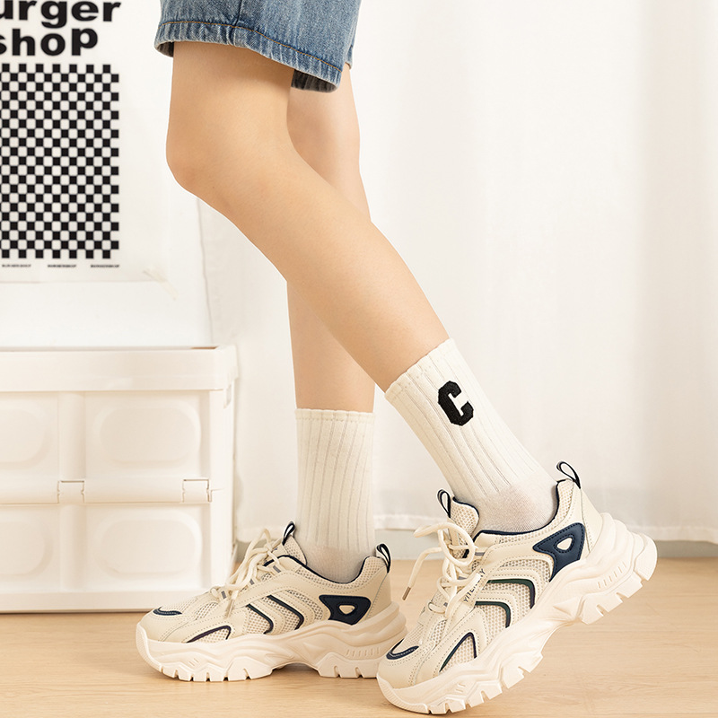 Bordado de letras grande C calcetines de algodón peinado a media pierna de las mujeres Otoño e Invierno de moda a rayas largas calcetines de mujer de color sólido algodón al por mayor