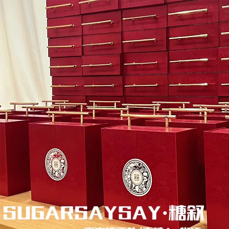 金色の手持ち式両開き「喜」字入りギフトボックス、結婚式のお菓子箱、赤い特殊紙、エンボス加工ロゴ、工場直送|undefined