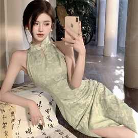 新中式国风清冷感绿色改良旗袍性感风情万种绝美挂脖连衣裙女夏季