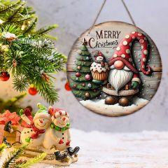 現物国境を越えたクリスマスの祝日にクリスマスを飾る木製の看板クリスマスの雰囲気に雪だるまの看板を飾る