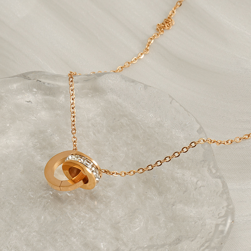 Collana con numeri romani intrecciati in acciaio al titanio Ins, resistente allo sbiadimento, per donna, catena per clavicola leggera e di lusso di alta gamma_voghion.com