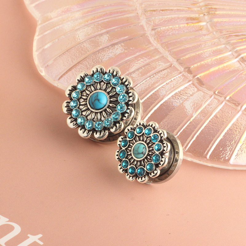 Pointed titanium steel lip stud product view