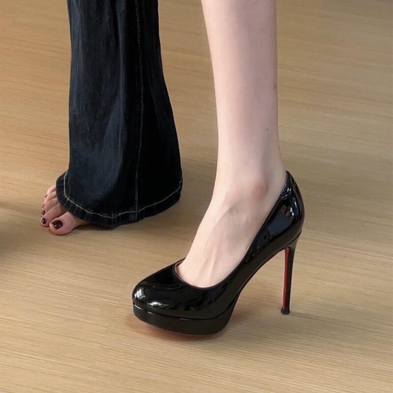 First Encounter with the Cute and Sweet Round-Toe Red-Soled High-Heeled Shoes for Women, Made of Patent Leather, Sexy and Simple, with a Waterproof Platform