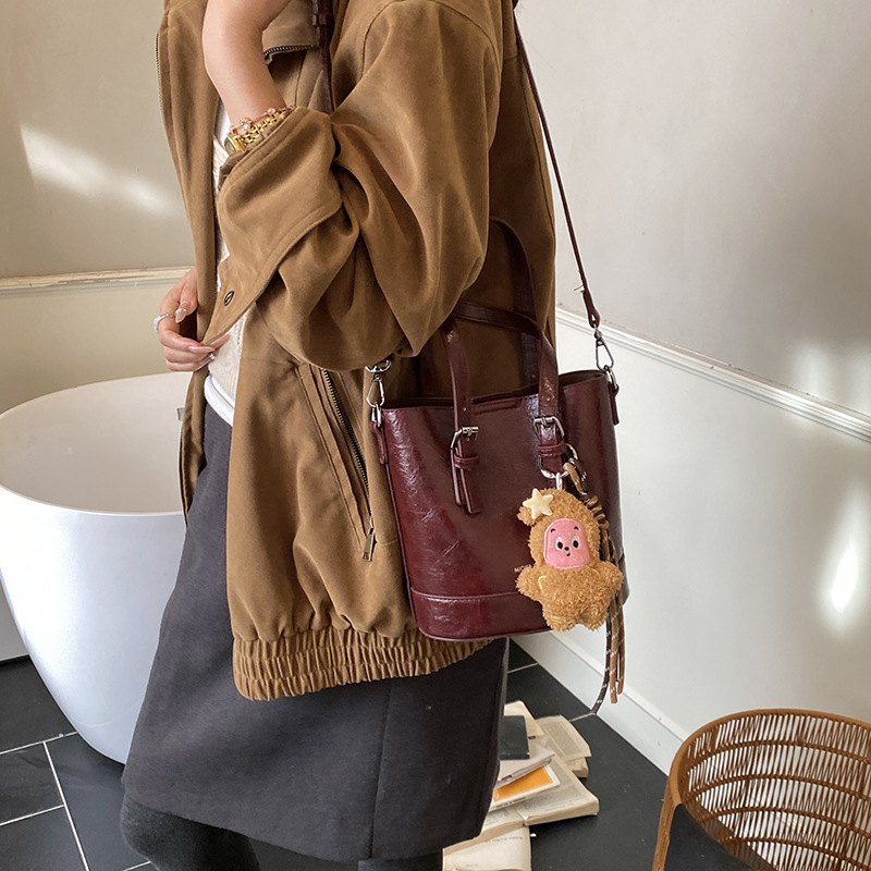 2025 nuevo otoño y invierno ocio bolso de mano de lujo ligero retro popular bolso de viaje de damas