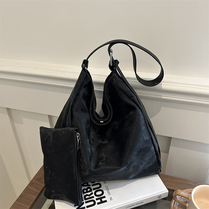 소프트 가죽 대용량 유행 한국 단색 어깨 가방 여성의 2024 하이 엔드 작업 통근 토트 백 올 매치