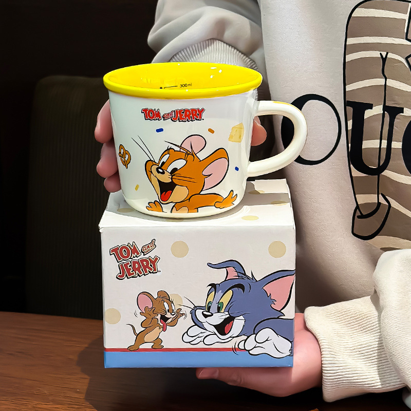 Gato y ratón tazas de marca de dibujos animados encantadores copas de agua tazas de cerámica domésticas tazas de café de oficina de alto valor facial