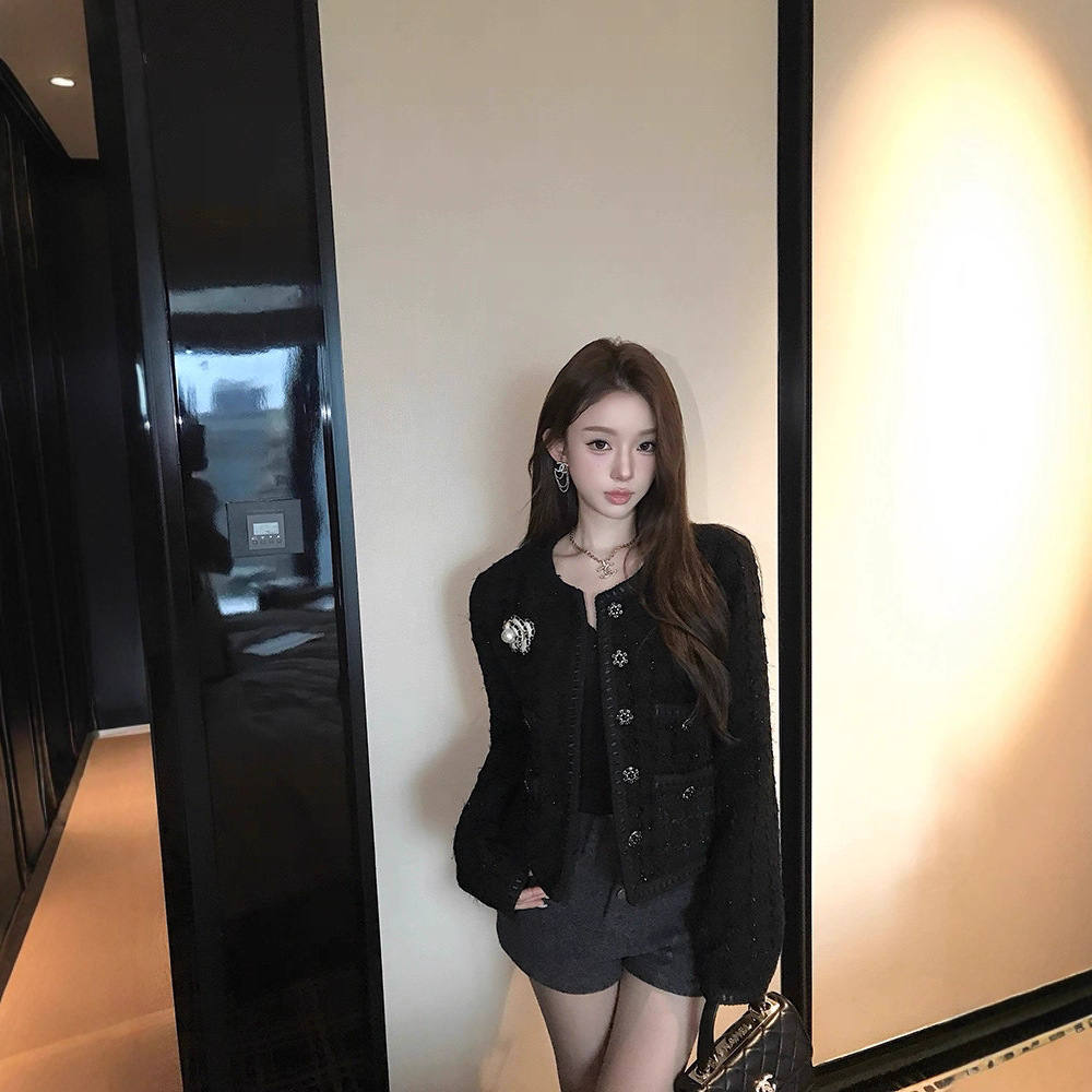 French Retro Tweed Jacket with a Vintage Design, Black with Shiny Threads, Short Style, Padded for Autumn and Winter, Slimming Effect for Women