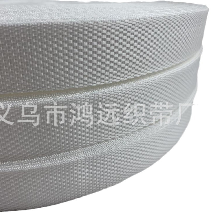 Cinta tejida de polipropileno (PP) blanqueada de 2.5 cm, tejido liso y perlado, en stock del fabricante, para correas de mochilas, asas y accesorios de prendas.